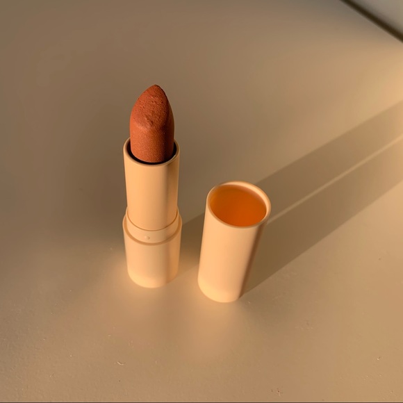 [SOLD ON DEPOP] Sunniesface Fluffmatte Lipstick in “Brunette” - Picture 2 of 4
